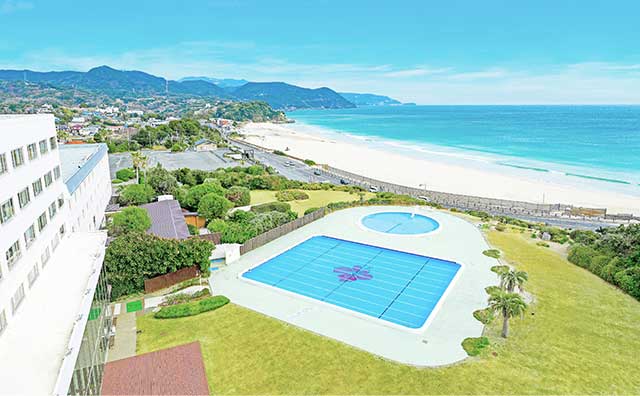 ホテル伊豆急　ガーデンプールと白浜海岸
