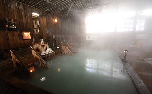 酸ヶ湯温泉旅館　ヒバ千人風呂