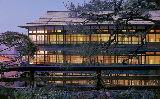 時雨の宿　文化財級の木造一部四階建（個室料亭外観）