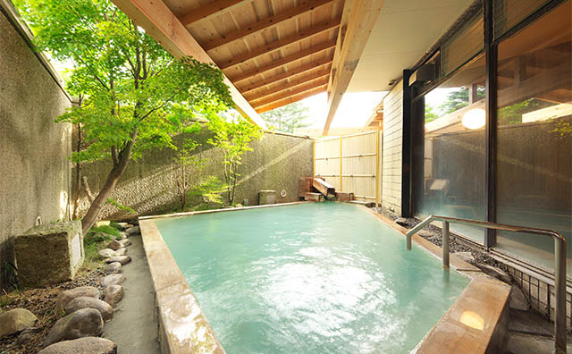 日光中禅寺湖温泉 　ホテル花庵　露天風呂