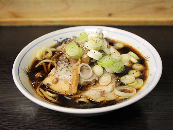 隠れた名店が軒を連ねる富山駅周辺で食べ歩き！ご当地ラーメン富山ブラックなどに舌鼓