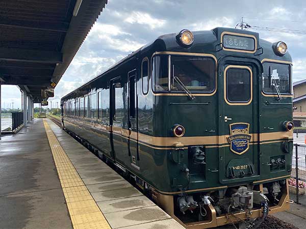海岸線を走る観光列車「べるもんた」。富山県氷見の海の幸を堪能