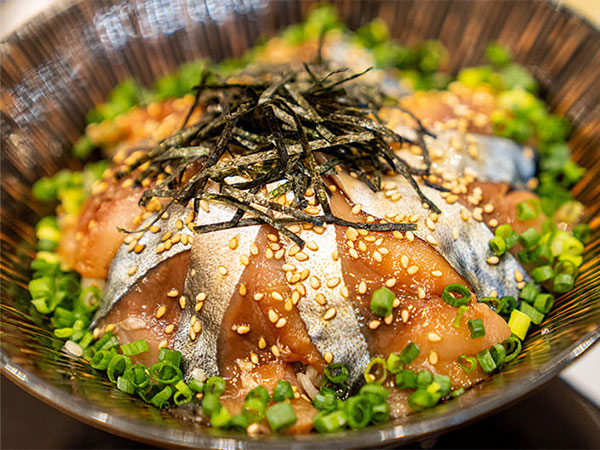 「八戸前沖さば」を求めて青森県へ。サバ料理の数々に館鼻朝市も
